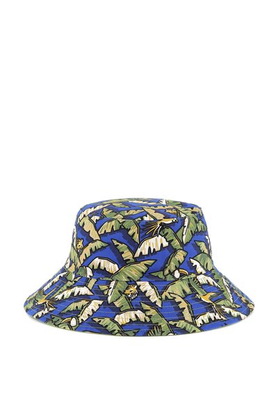 Chapeau seau avec une base bleue, orné d'un motif de feuilles tropicales et d'oiseaux. Fabriqué en tissu avec une texture douce et un large bord.