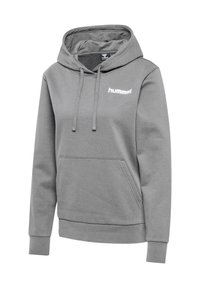 Grå huvtröja i mjukt tyg, med en känguruficka, snörning i huvan och vitt logotyp på bröstet.