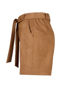 Hooggeometry tan suede rok met zijzakken, riemlussen en een stoffen riem die aan de linkerkant geknoopt is.