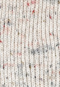 Strickstoff mit einem hellcremefarbenen Grund, der mehrfarbige Sprenkel in Rot, Blau und Grün aufweist. Die Textur ist weich und leicht strukturiert.