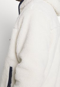 Tommy Jeans Plus Kurtka z polaru