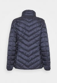 Mørkeblå dunjakke med et chevron-quiltmønster, høj krave og quiltede sektioner. Materialet ser glat og skinnende ud.