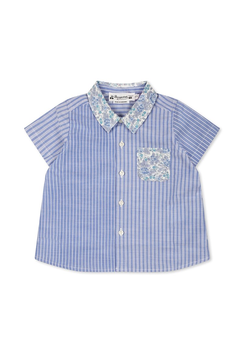 Niebieska koszula w paski z krótkim rękawem, z kolorowym kołnierzykiem w kwiatowy wzór i kieszonką. Materiał jest gładki, z zapięciem na guziki z przodu.