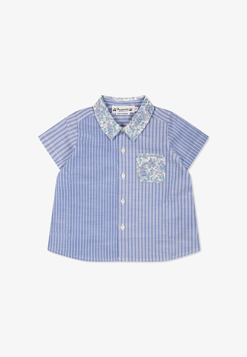 Niebieska koszula w paski z krótkim rękawem, z kolorowym kołnierzykiem w kwiatowy wzór i kieszonką. Materiał jest gładki, z zapięciem na guziki z przodu.