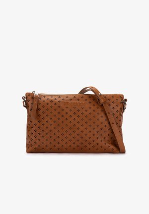 Bolso bandolera de cuero marrón con patrón de diamantes cortados con láser, correa ajustable y cierre superior con cremallera, marca "Pikolinos".