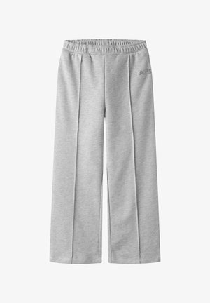 Grå vidbukser laget av mykt stoff, med elastisk midjebånd og folder foran, med "PARIS" brodert nær midjen.