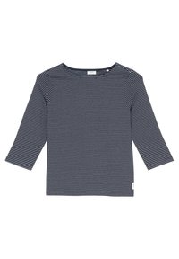 Dunkelblaues Langarmshirt mit dünnen weißen horizontalen Streifen und rundem Halsausschnitt, flach auf einem weißen Hintergrund ausgelegt.