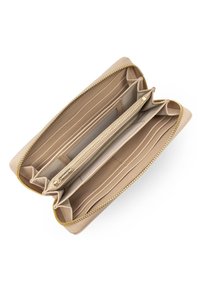 Portafoglio in pelle beige con zip dorata, dotato di più scomparti e slot per carte, con superfici interne sia texturizzate che lisce.