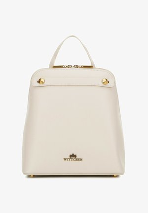 Bílý kožený batoh se strukturovaným tvarem, vybavený horní rukojetí, zlatými kovovými detaily a zipovým uzávěrem. Značkové logo je výrazně zobrazeno.