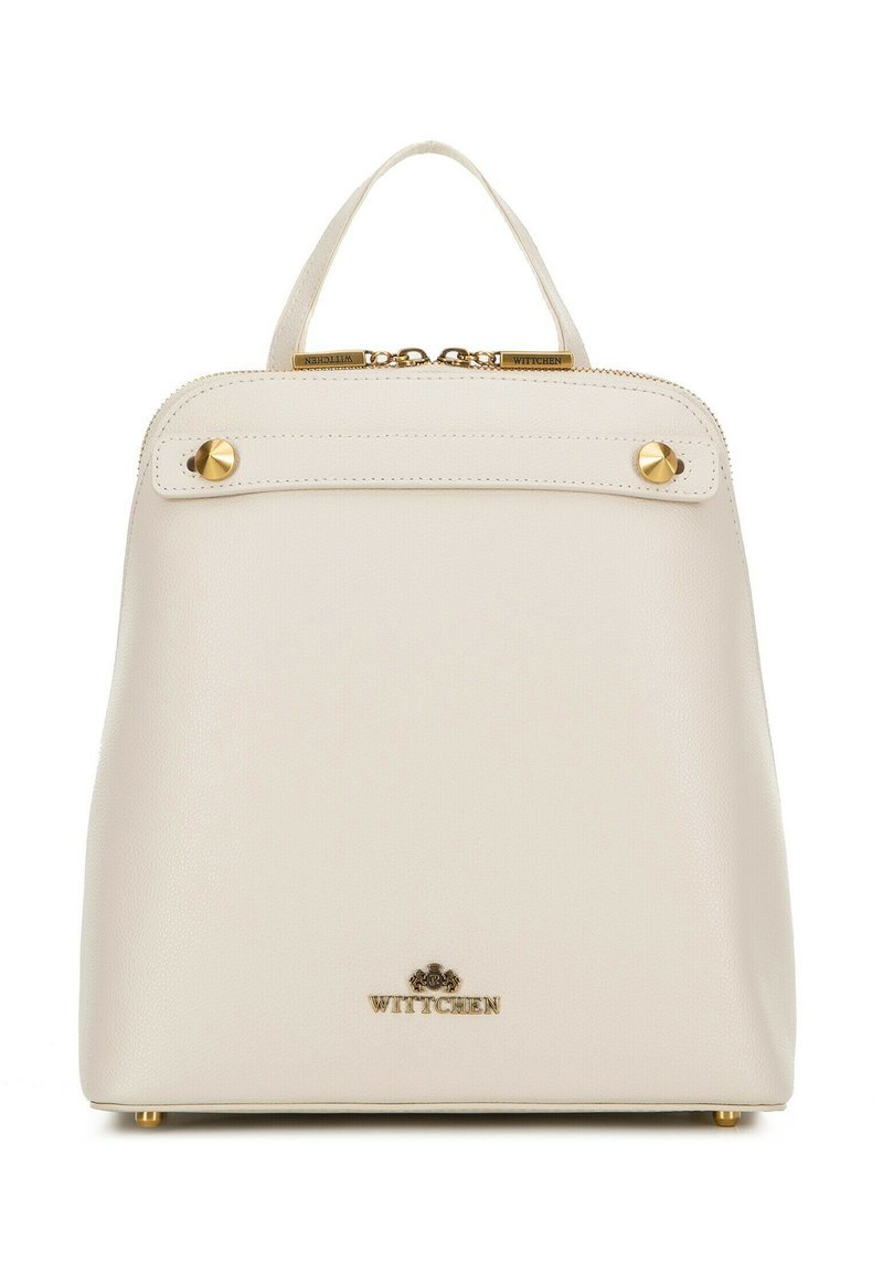Sac à dos en cuir blanc avec une forme structurée, possédant une poignée supérieure, des accents en métal doré et une fermeture éclair. Logo de la marque affiché en évidence.
