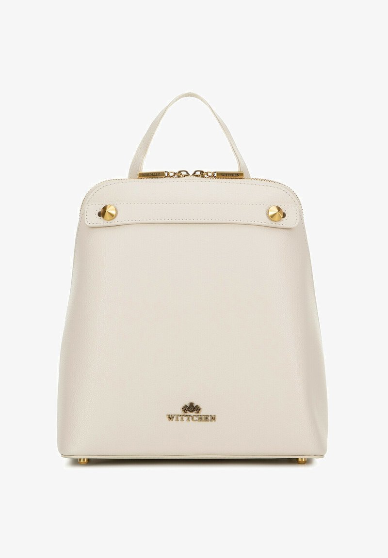Bílý kožený batoh se strukturovaným tvarem, vybavený horní rukojetí, zlatými kovovými detaily a zipovým uzávěrem. Značkové logo je výrazně zobrazeno.