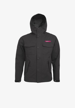 Czarna wodoodporna kurtka z kapturem, z dwoma kieszeniami na piersiach, dwiema kieszeniami bocznymi oraz różowym logo na lewej piersi. Gładka tekstura.