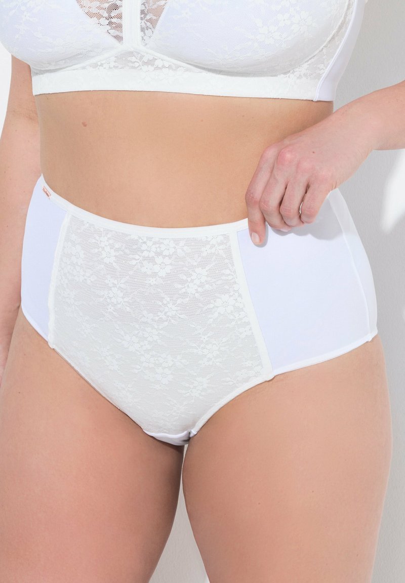 Culotte blanche taille haute avec un panneau avant en dentelle, en tissu doux et avec une ceinture élastique. Le design met l'accent sur le confort et la couvrance.