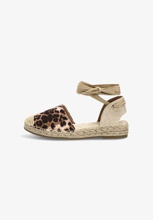 Sandalia plana estilo alpargata con puntera de estampado de leopardo, suela de yute tejido, lazo beige para atar en el tobillo y contrafuertes texturizados en el talón.