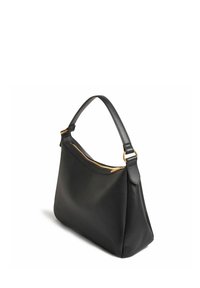 Sac à bandoulière en cuir noir avec une forme incurvée, des accessoires en métal doré et une fermeture éclair sur le dessus. Texture lisse avec une silhouette structurée.