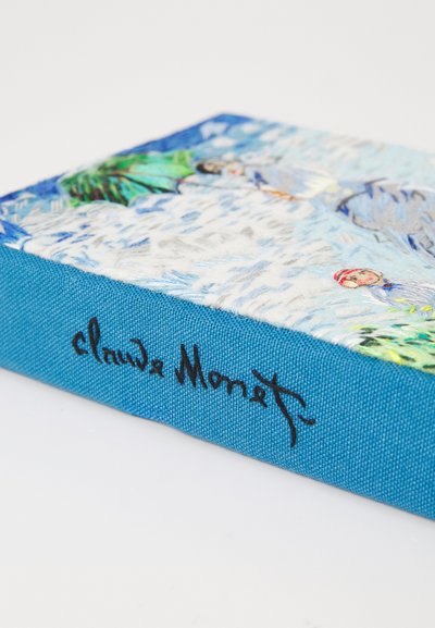 Carte cu copertă din țesătură albastră, având o replică brodată a unei picturi de Monet care ilustrează figuri și natură, titlul fiind brodat pe cotor.