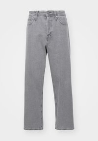 Jeans in denim grigio con taglio dritto, vita alta e due tasche frontali. Presentano una chiusura con bottone e zip, con dettagli di cucitura discreti.