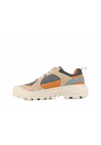 Zapatillas beige y grises con acentos naranjas, paneles texturizados y una suela gruesa con surcos pronunciados. Diseño de cordones con un cuello acolchado.