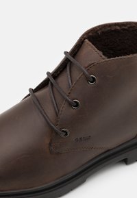 Geox ANDALO - Botins de atacadores - coffee