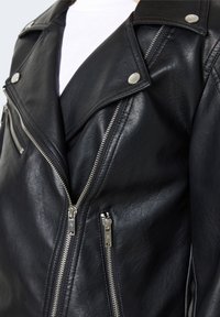 Czarna skórzana kurtka motocyklowa z srebrnymi zamkami błyskawicznymi, pagonami i teksturowanym wykończeniem. Posiada asymetryczny przedni zamek i dwie kieszenie na zamek.