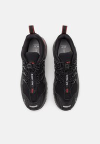 Salomon Sportstyle ACS + UNISEX - Sportcipő - black/aurora red/white