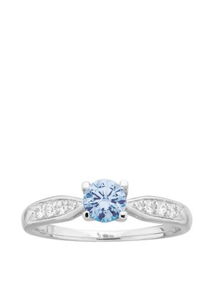 Anello in argento con una pietra preziosa blu rotonda al centro e piccole pietre chiare incastonate in fasce d'argento intrecciate su ciascun lato.