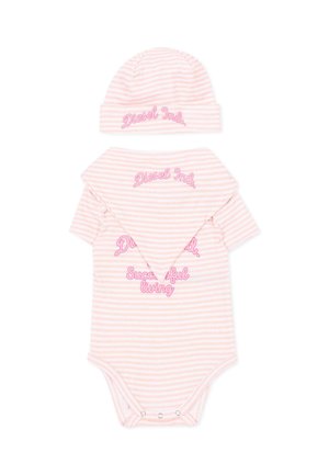 Różowo-białe bawełniane body dla niemowląt w paski z dopasowaną czapeczką i śliniakiem, wszystkie z różowym haftem tekstu "Diesel Ind." i "Successful living".