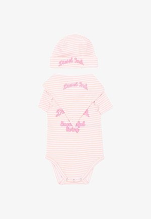 Body per neonati a righe rosa e bianche con cappellino e bavaglino coordinati, tutti con ricamo rosa con le scritte "Diesel Ind." e "Successful living".