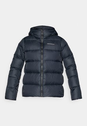 Giacca puffer blu scuro con cappuccio, caratterizzata da una texture trapuntata orizzontale, zip frontale completa e un piccolo logo sul petto.