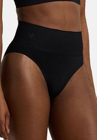 Högt midjande svarta underkläder tillverkade av slätt tyg med en sömlös design och en diskret prägling av logotypen på midjebandet.