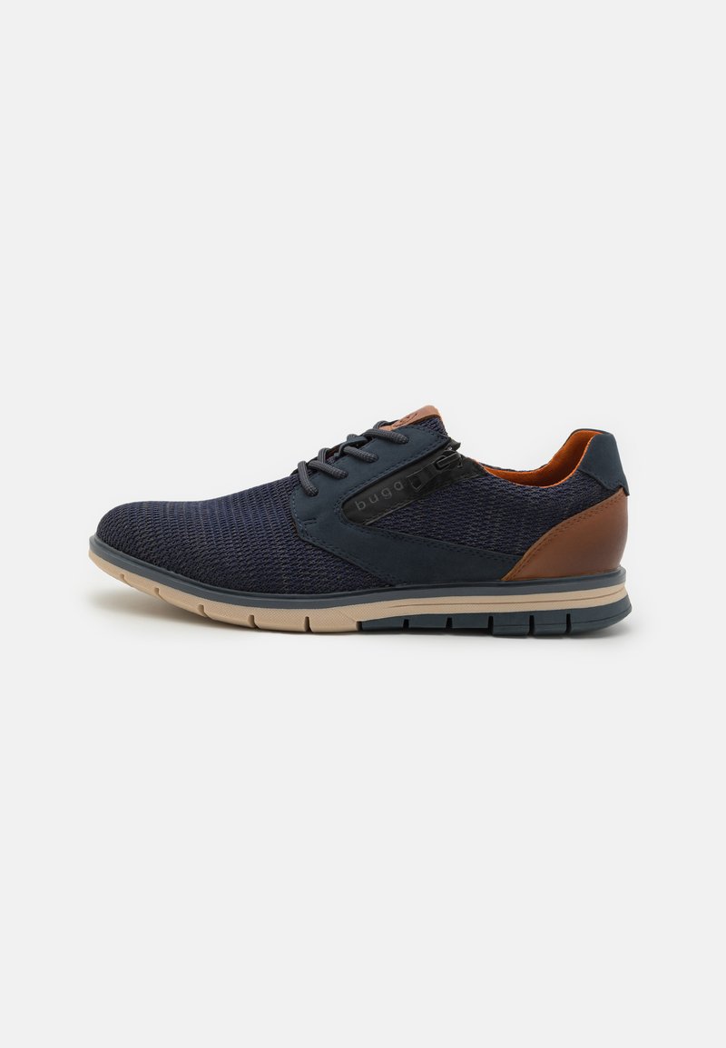Baskets bleu marine avec une tige en tricot texturé, des accents en cuir marron, une fermeture à lacets et une semelle en caoutchouc beige clair pour une meilleure adhérence.