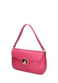 Borsa a tracolla in pelle rosa con un design piatto, chiusura geometrica dorata e tracolla regolabile. Texture liscia e dettagli minimi.