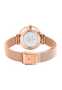 Reloj de acero inoxidable en color oro rosa con correa de malla. La parte posterior presenta una esfera blanca con información de la marca y el modelo. El cierre incluye un grabado del logo.