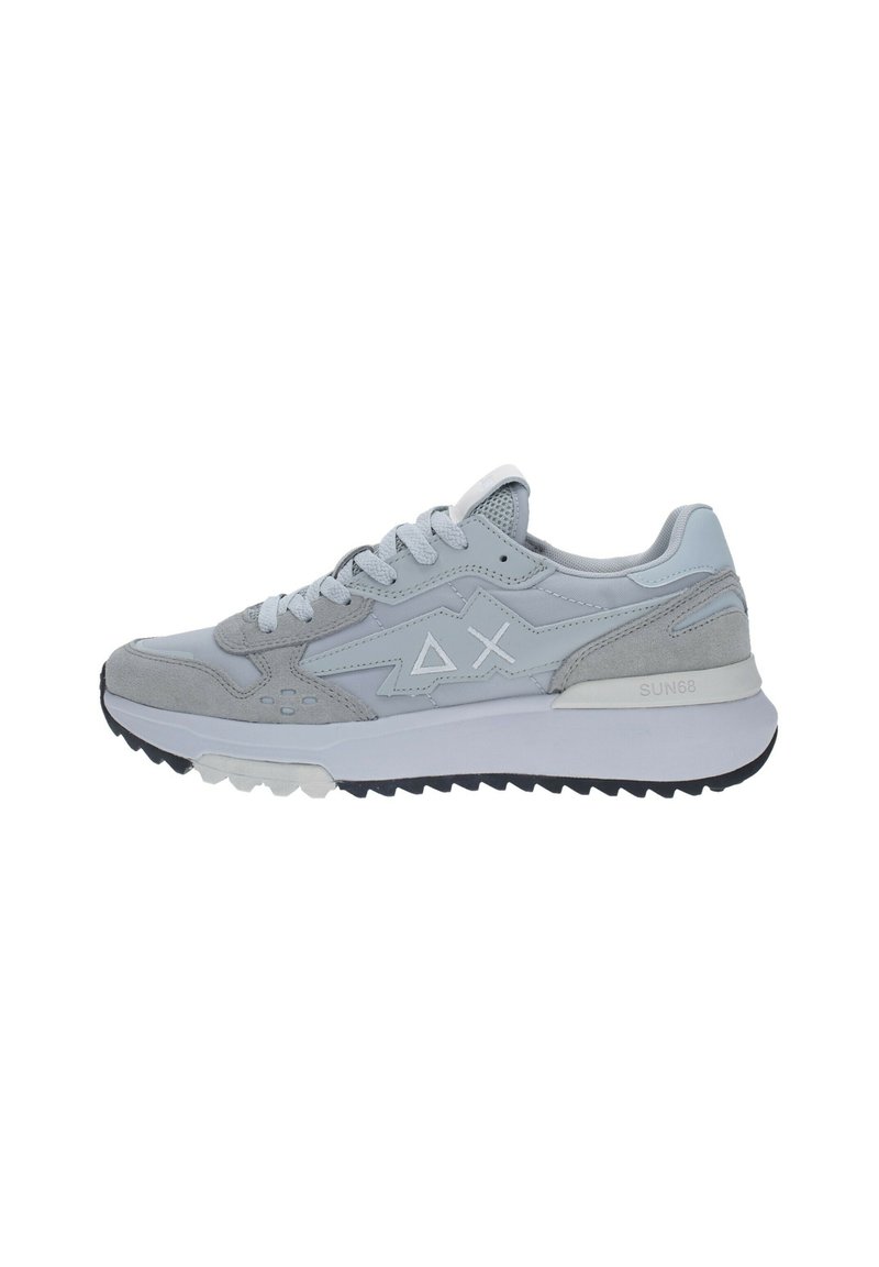 Sneaker grigio chiaro con una combinazione di materiali in suede e mesh, dotata di un logo bianco, dettagli testurizzati e una suola in gomma nera.
