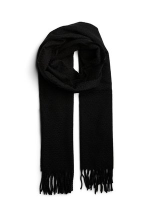 Czarny dziergany szalik z frędzlami na końcach, delikatnie owinięty w pętlę, prezentowany na białym tle.