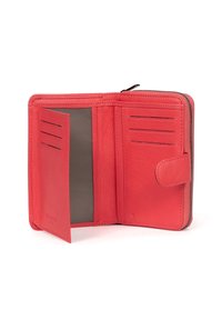 Portafoglio in pelle rossa con chiusura a zip, dotato di più slot per carte e una texture liscia. L'interno include un pannello grigio per ulteriore spazio di archiviazione.