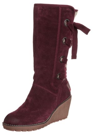 Bottes compensées en suède bordeaux avec une tige haute, dotées de boutons décoratifs et d'un laçage, semelle en caoutchouc avec motif texturé.