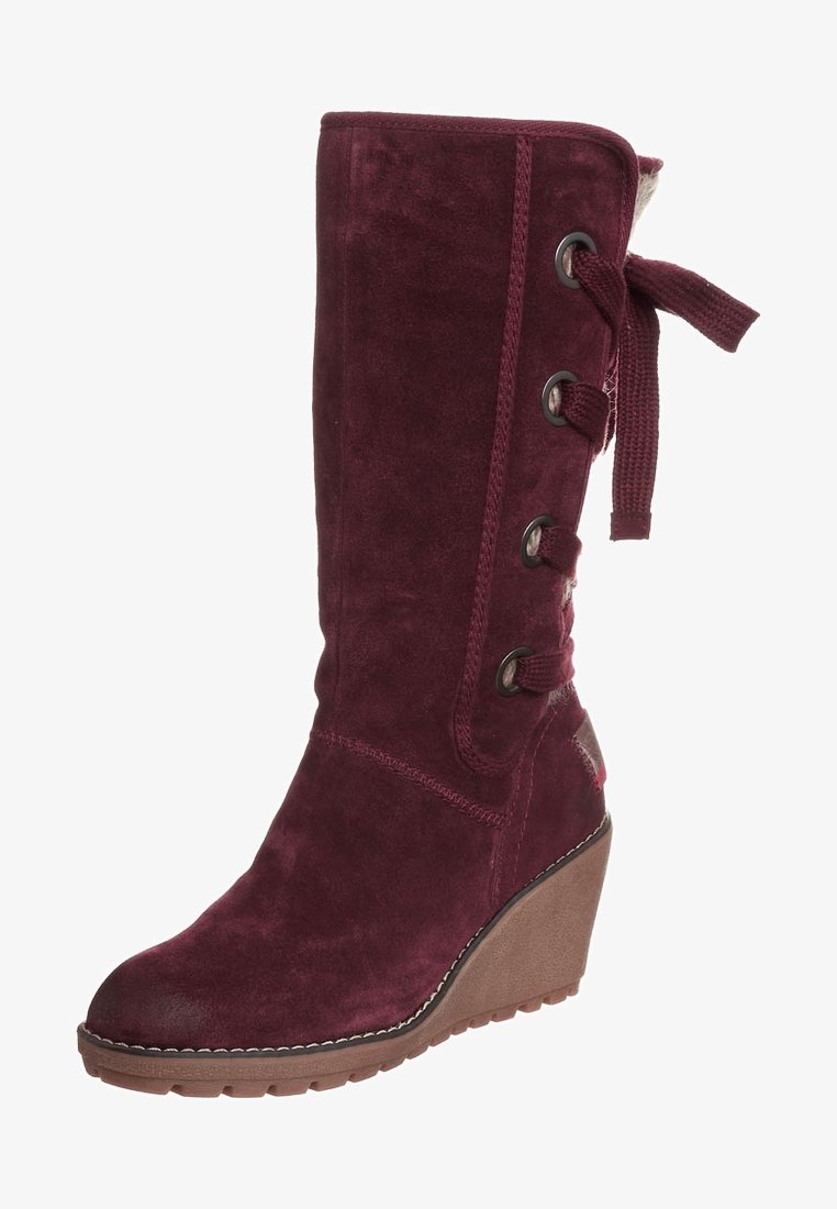Burgundzkie zamszowe botki na koturnie z wysokim cholewką, z ozdobnymi guzikami i sznurowaniem, kauczukowa podeszwa z teksturowanym bieżnikiem.