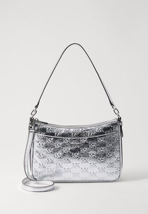 Bolso metálico plateado con patrón de logotipo MK en relieve, cierre superior con cremallera, asa corta para el hombro y correa larga extraíble para llevar cruzado.