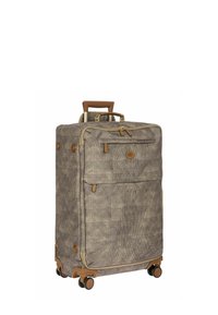 Valise à roulettes en tissu brun texturé avec des accents beige. Comprend une poignée rétractable, une poche avant et des roues qui roulent en douceur.