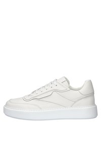 Witte leren sneaker met een gladde afwerking, ronde neus, vetersluiting en een dikke witte rubberen zool. Bevat subtiele decoratieve stiksels.