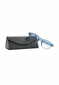 Occhiali trasparenti blu con forma rettangolare accanto a un astuccio nero con texture triangolare. Gli occhiali presentano lenti trasparenti e delicati dettagli in metallo.