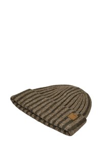 Knitted beanie in brown tones with vertical stripes, featuring a folded cuff and a rectangular leather tag on the side. Soft texture.