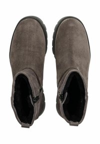 Botas de tobillo de ante gris con un acabado texturizado, que cuentan con una suela de goma negra y cierres de cremallera a ambos lados. Forradas con tela negra.