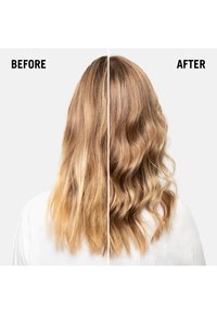 Image avant et après montrant les cheveux : côté gauche avec des cheveux blonds raides et frisottés ; côté droit avec des cheveux blonds doux, ondulés et brillants.