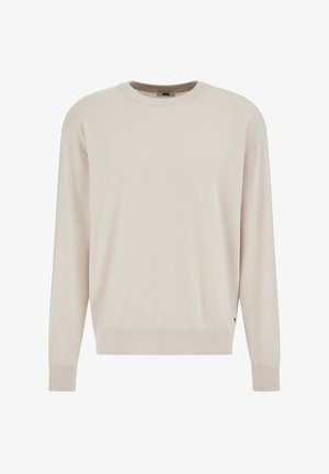 Jasnobeżowy sweter wykonany z miękkiej dzianiny. Posiada okrągły dekolt, opuszczone ramiona oraz ściągacze przy rękawach i dole.