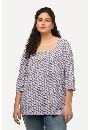 Lavende Bluse mit quadratischem Ausschnitt und Dreiviertelärmeln, mit einem schwarzen Spiralmuster, aus leichtem Stoff gefertigt.