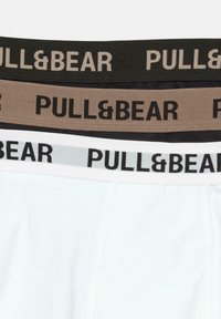 Četiri para donjeg rublja s elastičnim pojasom u crnoj, bež, sivoj i maslinasto zelenoj boji s "PULL&BEAR" logom u kontrastnim bojama.