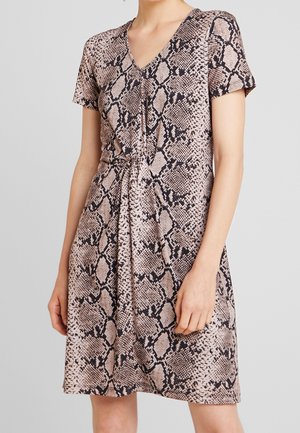 Robe à manches courtes avec un col en V et une taille cintrée, fabriquée en tissu léger avec un motif serpent beige et noir.