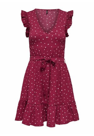 Bordeaux jurk met witte stippen, V-hals, ruches aan de mouwen, getailleerde taille en een uitlopende rok met een subtiele tiered zoom en bijpassende riem.